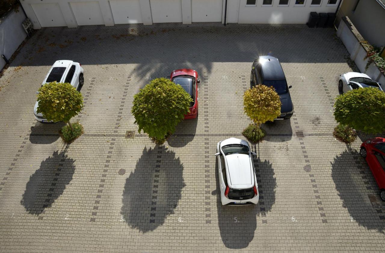 Sunshine Apartman With Free Parking Győr Exteriör bild
